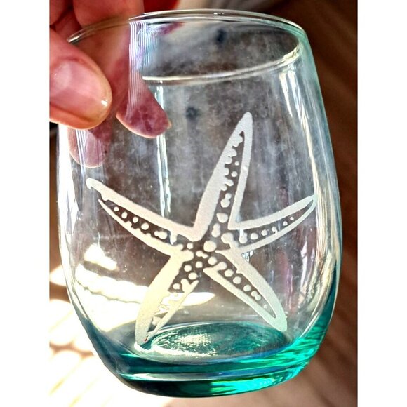 Unbranded Set Of 2 Stemless Wine Glasses Etched Starfish and Sea Turtle - Picture 4 of 9